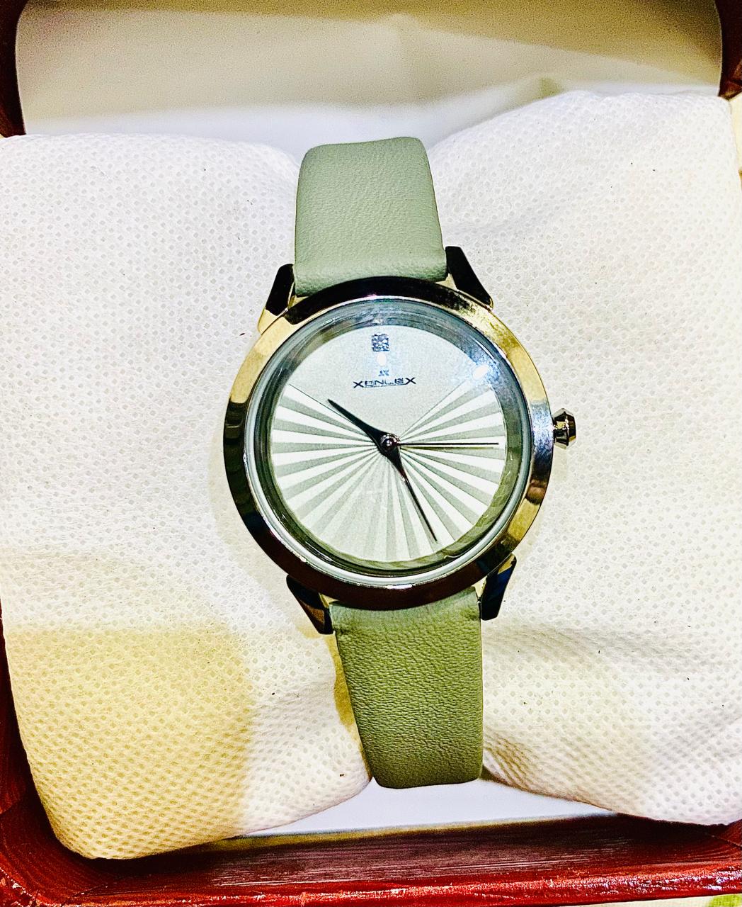 Women small square dial casual xelent watch with leather strap